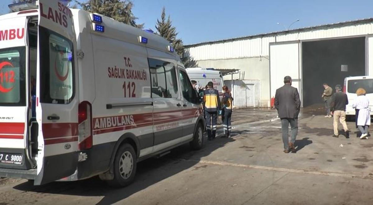 Pamuk deposunda korkutan yangın: 12 iş&ccedil;i dumandan etkilendi