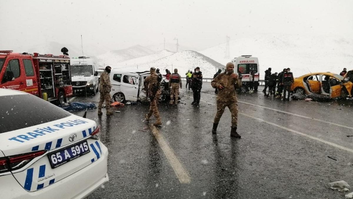 Taksiyle hafif ticari ara&ccedil; &ccedil;arpıştı: 3 &ouml;l&uuml;, 7 yaralı