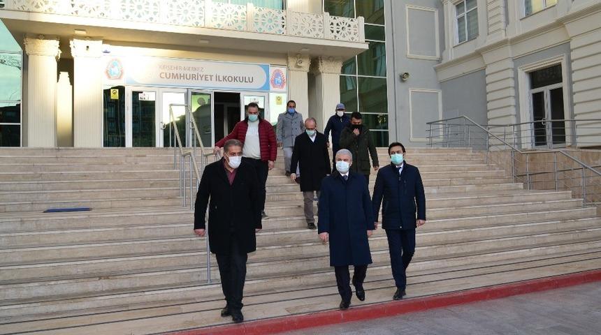 Vali Akın, okullarda incelemelerde bulundu