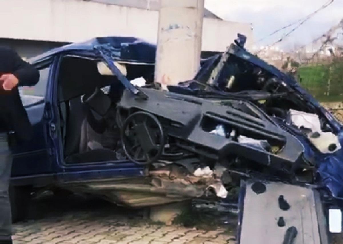 Samsun&rsquo;da otomobil elektrik direğine &ccedil;arptı: 2 yaralı
