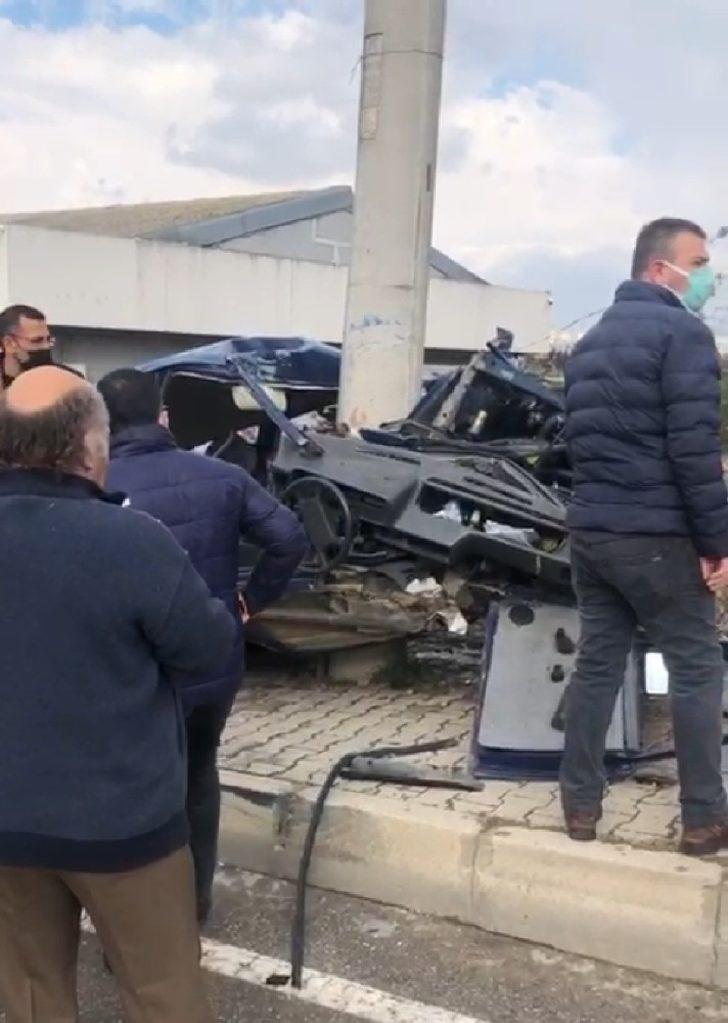 Samsun’da otomobil elektrik direğine çarptı: 2 yaralı G2