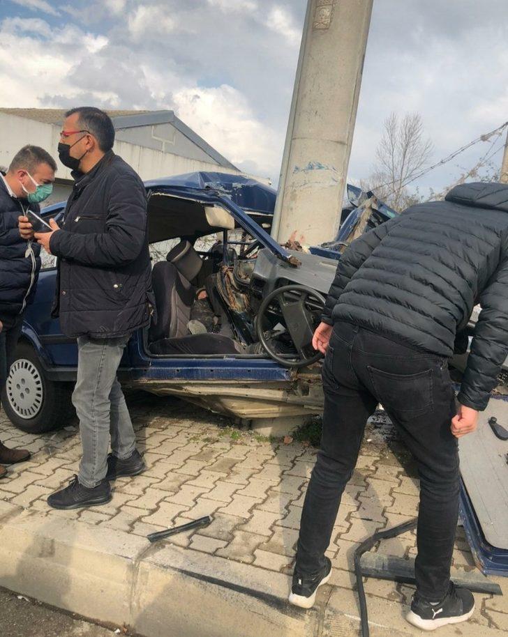 Samsun’da otomobil elektrik direğine çarptı: 2 yaralı G3