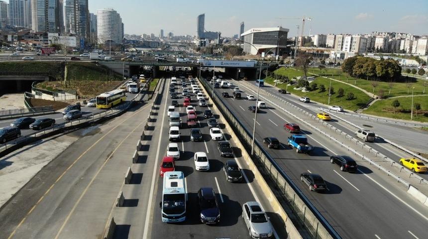 İstanbul'da trafik yoğunluğu! 56 saatlik kısıtlama öncesi trafik erken başladı