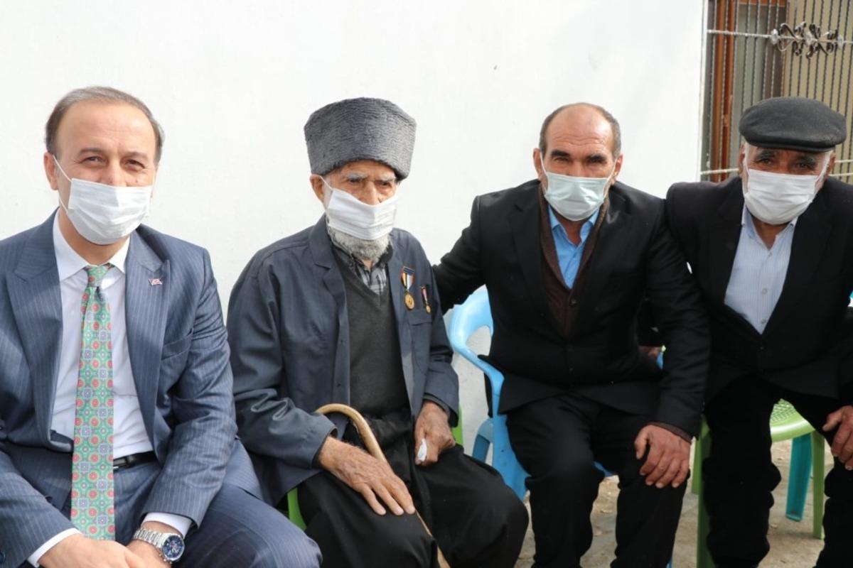 Vali Erin Kore gazisini evinde ziyaret etti