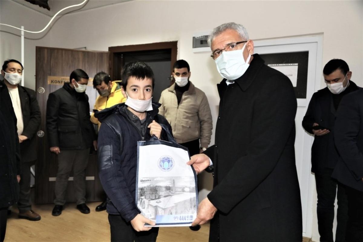 Yetim &ccedil;ocuklara tablet hediyesi