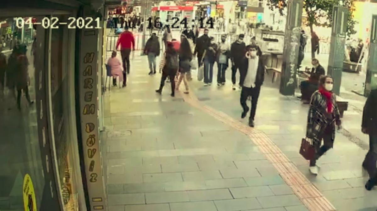 Eşi ve &ccedil;ocuğuyla y&uuml;r&uuml;yen kadına taciz iddiası ortalığı karıştırdı