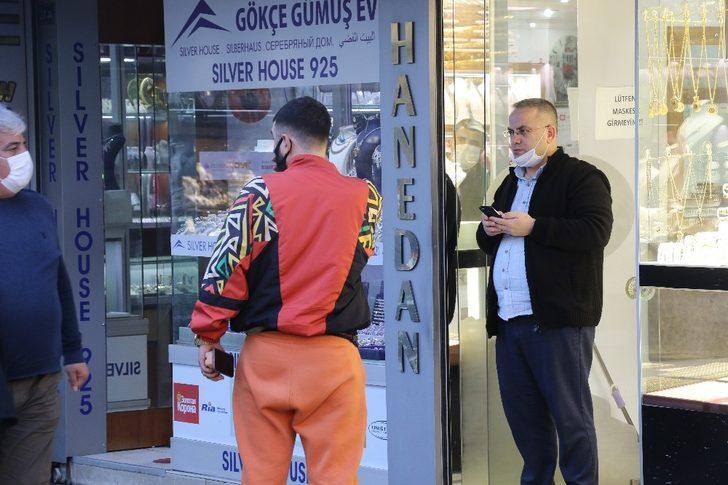 Eşi ve çocuğuyla yürüyen kadına taciz iddiası ortalığı karıştırdı G5