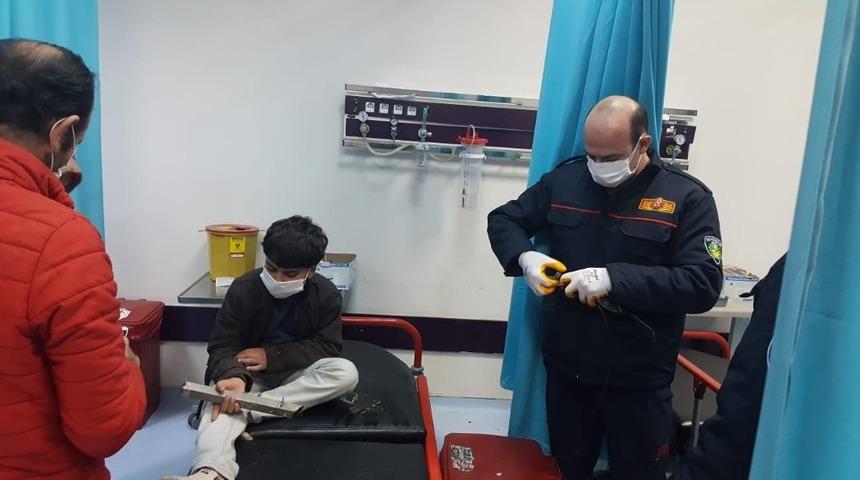 Parmağının sıkıştığı demir parçasıyla birlikte hastaneye kaldırıldı