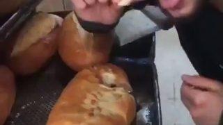 'Süt banyosu' ve 'dönerle dans' sonrası şimdi de ekmekle çirkin oyun