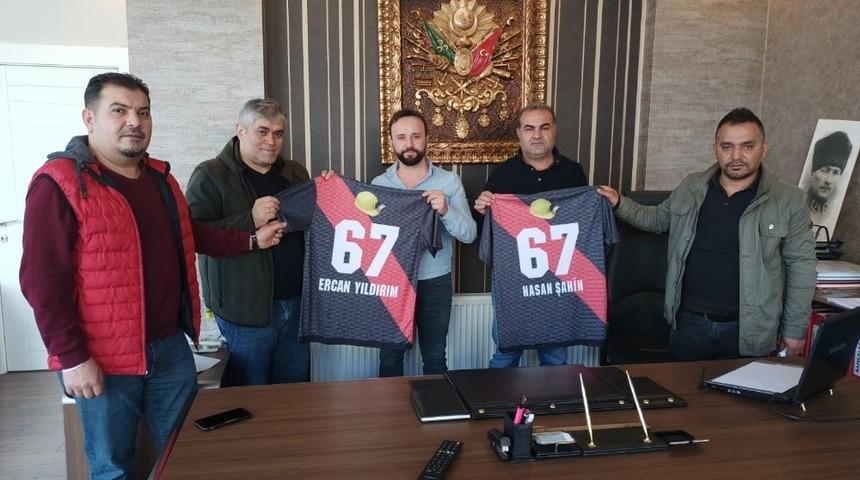 Maden şehidi formaları iş adamlarına dağıtılıyor