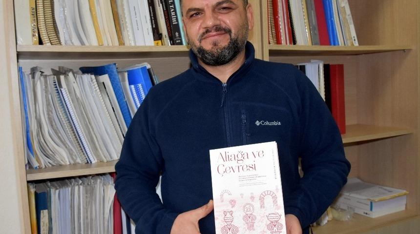 Aliağa Belediyesinin "Oku, Okut" kampanyasında ilk kitabın dağıtımı s&uuml;r&uuml;yor