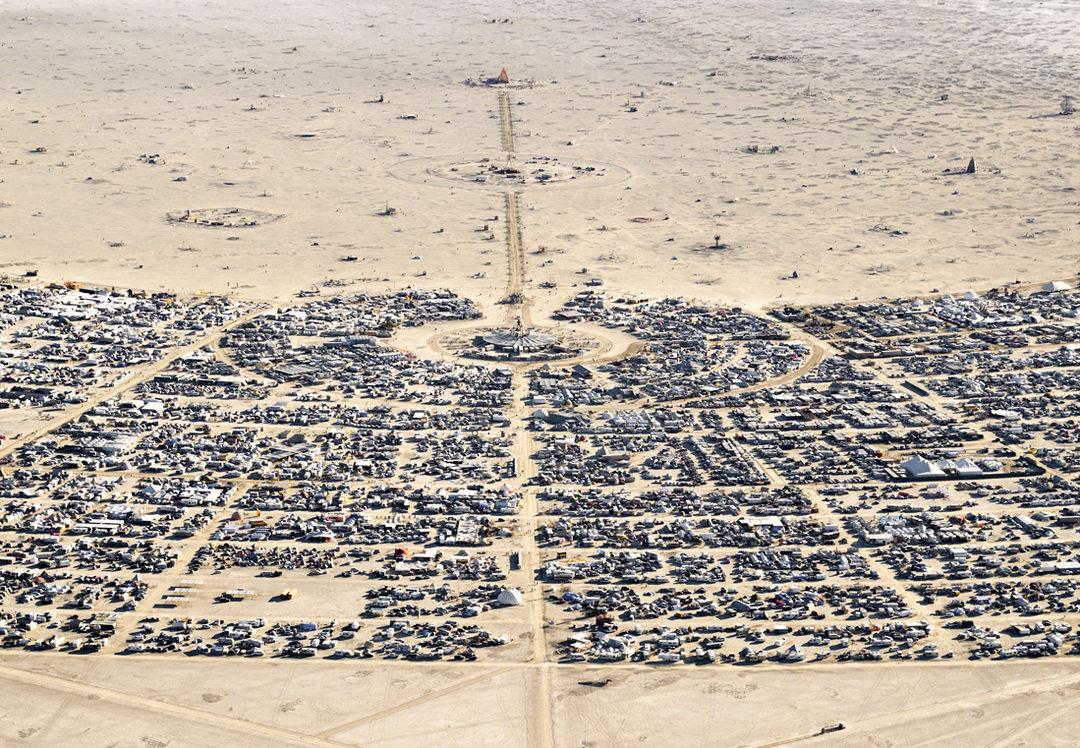 Кому принадлежит компания блэк рок. Блэк рок Сити. Black Rock City Burning man. Город в пустыне Блэк рок. Burning man город сверху.