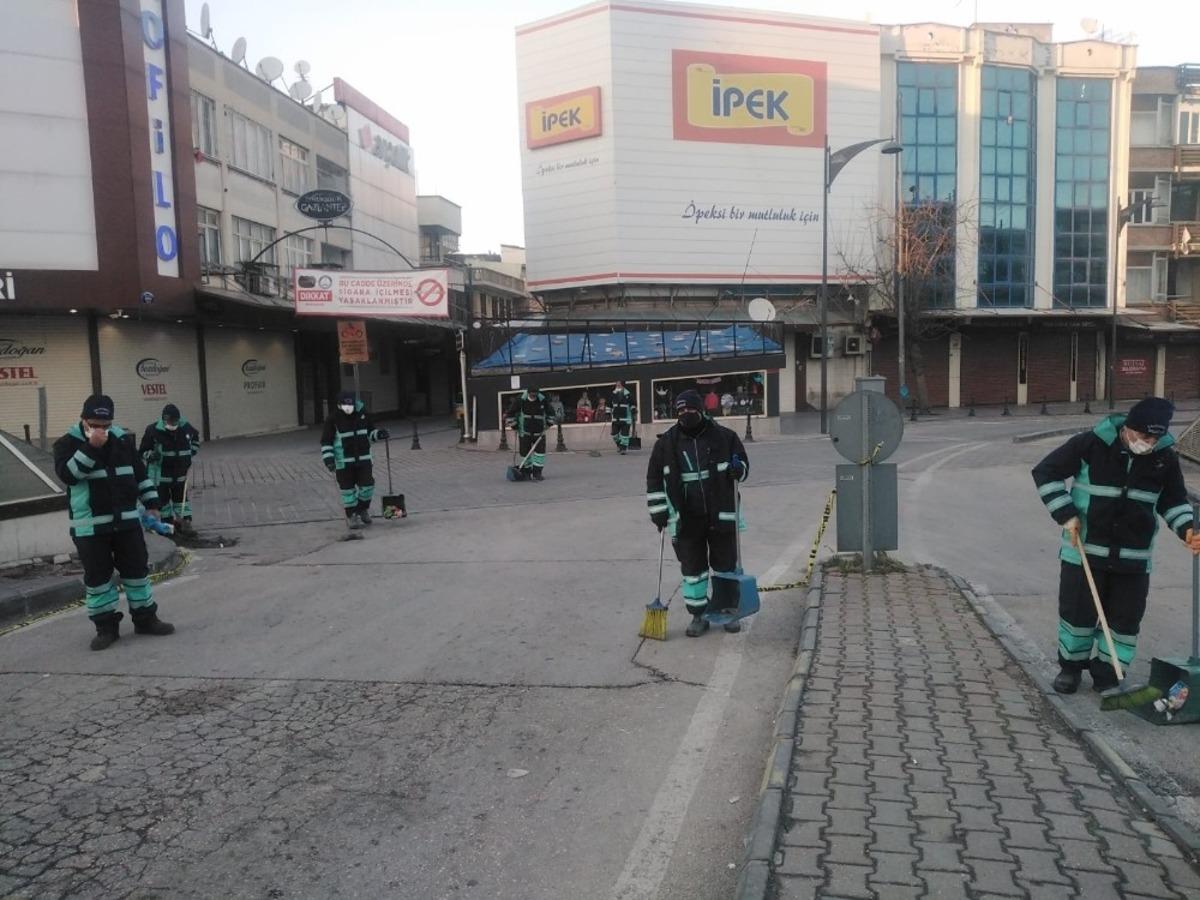 Belediye ekipleri sokak sokak temizlik yapıyor