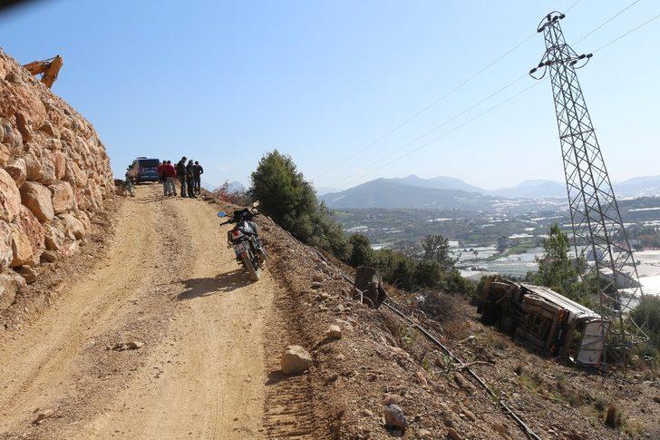 Uçurumdan yuvarlanan kamyon yüksek gerilim direğine çarparak durabildi G1
