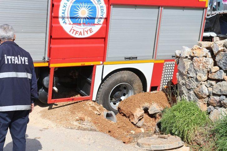 Uçurumdan yuvarlanan kamyon yüksek gerilim direğine çarparak durabildi G2