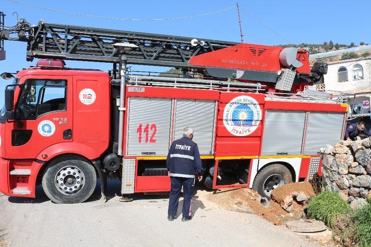 Uçurumdan yuvarlanan kamyon yüksek gerilim direğine çarparak durabildi G3