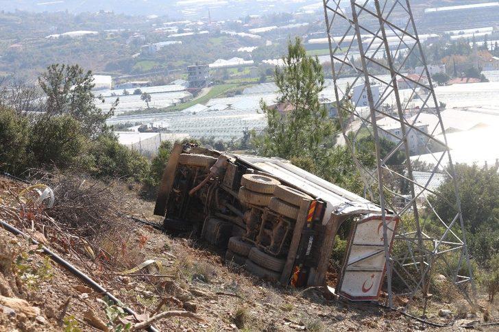 Uçurumdan yuvarlanan kamyon yüksek gerilim direğine çarparak durabildi G4