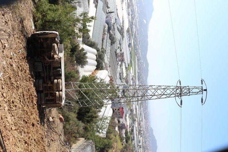 Uçurumdan yuvarlanan kamyon yüksek gerilim direğine çarparak durabildi G5
