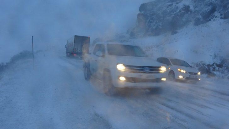 Ardahan’da ulaşıma tipi engeli: Tırlar yolda mahsur kaldı G1