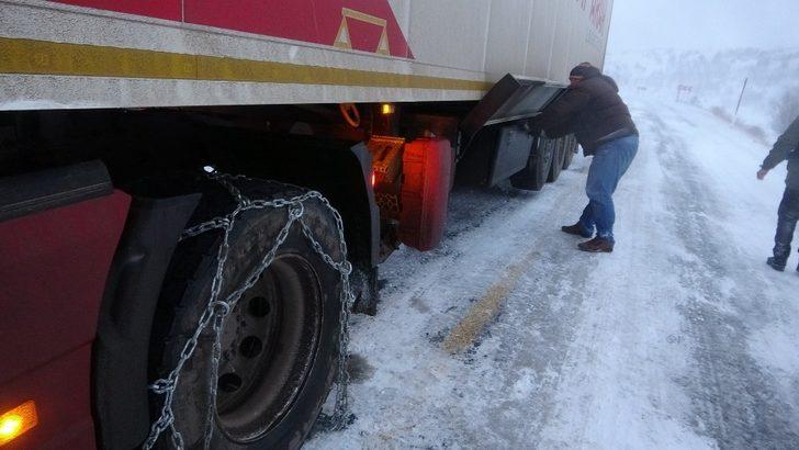 Ardahan’da ulaşıma tipi engeli: Tırlar yolda mahsur kaldı G2