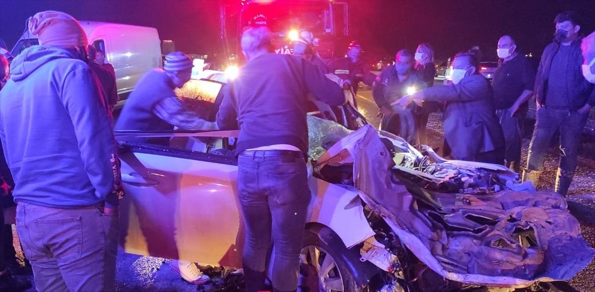 Manisa'da iş makinesine &ccedil;arpan otomobilde aynı aileden 3 kişi &ouml;ld&uuml;, 1 kişi yaralandı