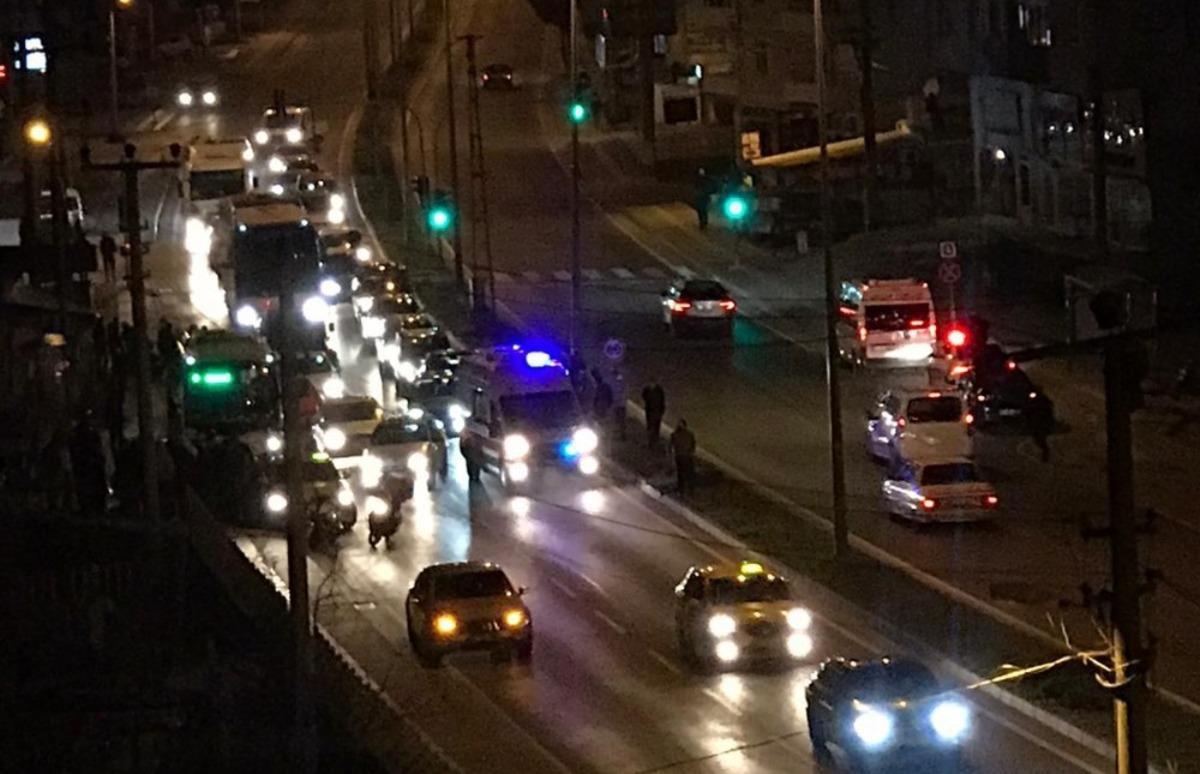 Motosiklet, halk otob&uuml;s&uuml;ne &ccedil;arptı: 1 yaralı