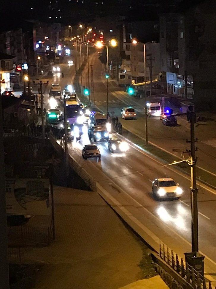 Motosiklet, halk otobüsüne çarptı: 1 yaralı G3