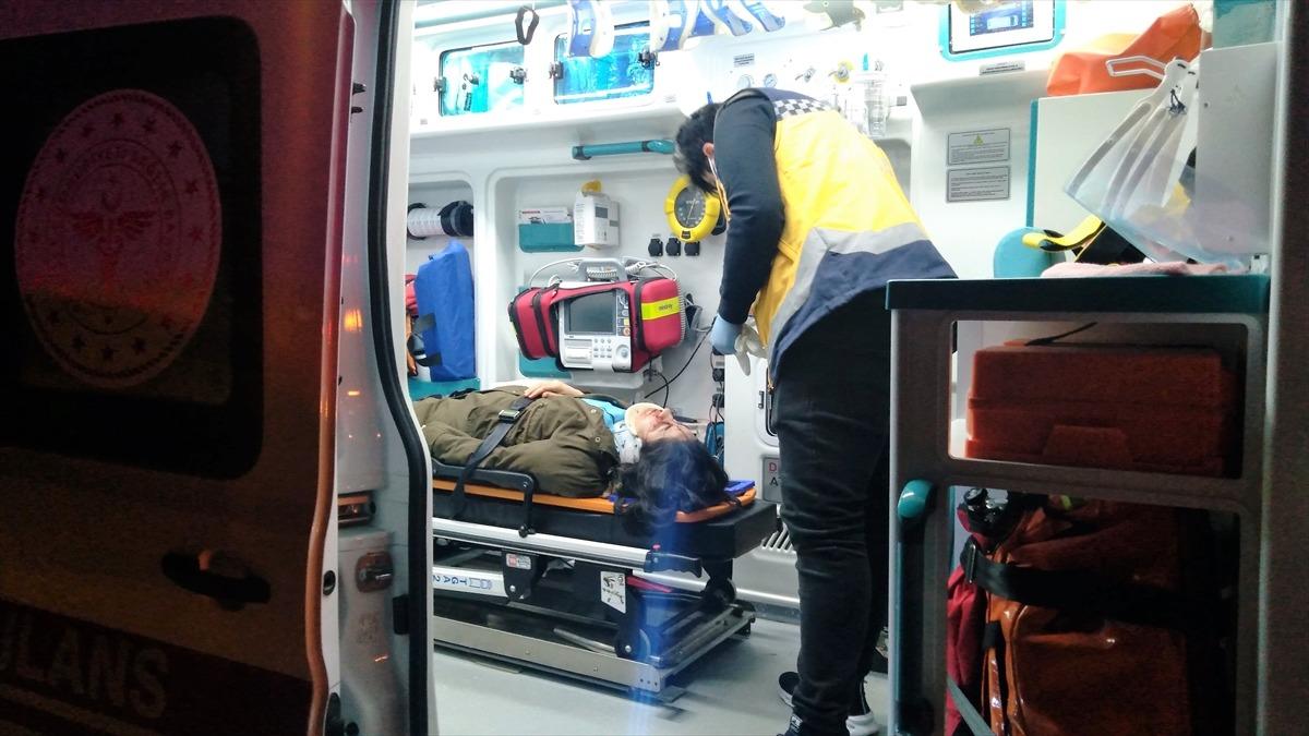 Kocaeli'de sağlık personelini taşıyan hafif ticari ara&ccedil; ref&uuml;je &ccedil;arptı: 2 yaralı