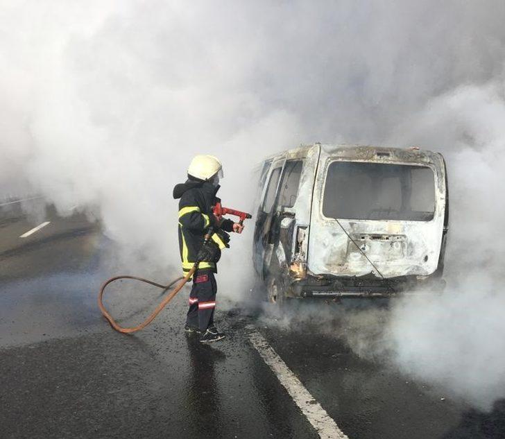 2 kişinin ölümden döndüğü yanan araçtan geriye hurda yığını kaldı G3
