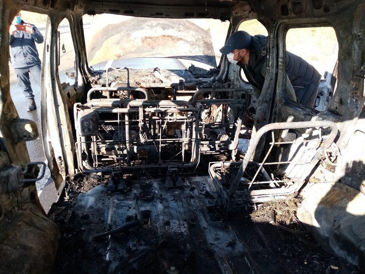 2 kişinin ölümden döndüğü yanan araçtan geriye hurda yığını kaldı G4