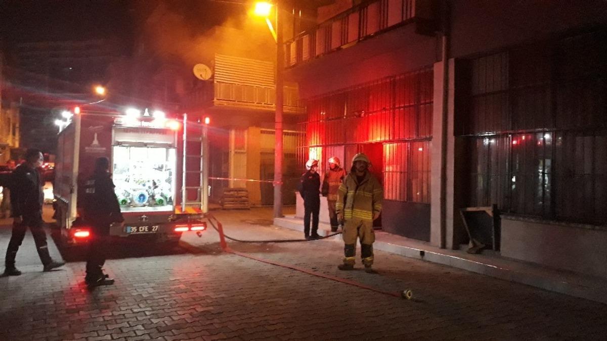 İzmir&rsquo;de marangoz at&ouml;lyesinde korkutan yangın