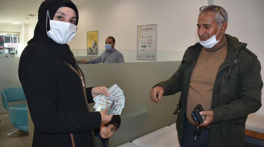 Hesabına yanlışlıkla gönderilen 20 bin doları iade etti