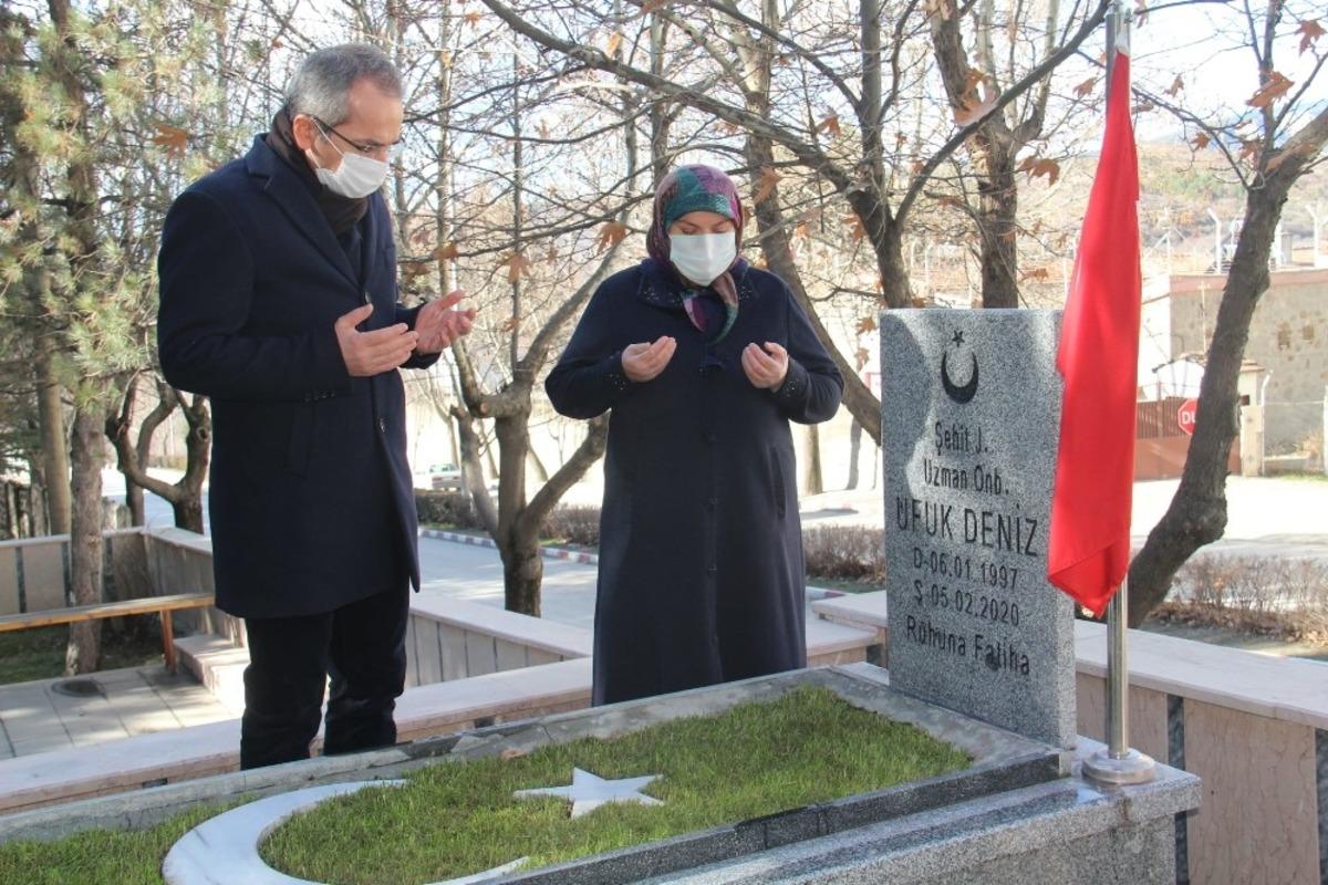 &Ccedil;ığ altında şehit olan Ufuk Deniz, kabri başında anıldı