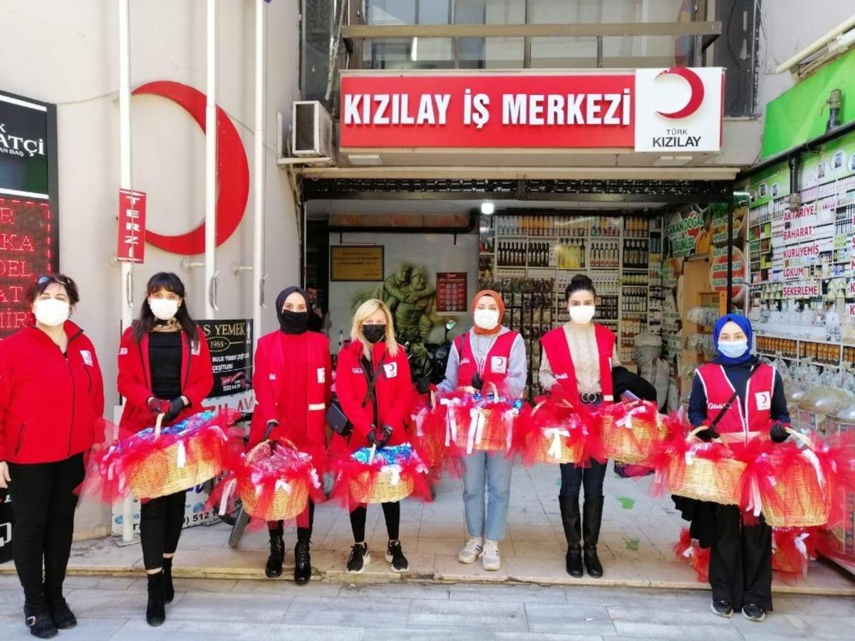 Kızılay g&ouml;n&uuml;ll&uuml;s&uuml; gen&ccedil;ler sokakta maske dağıttı