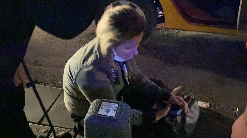 (&Ouml;ZEL) Taksim&rsquo;de alkoll&uuml; kadın polislere zor anlar yaşattı