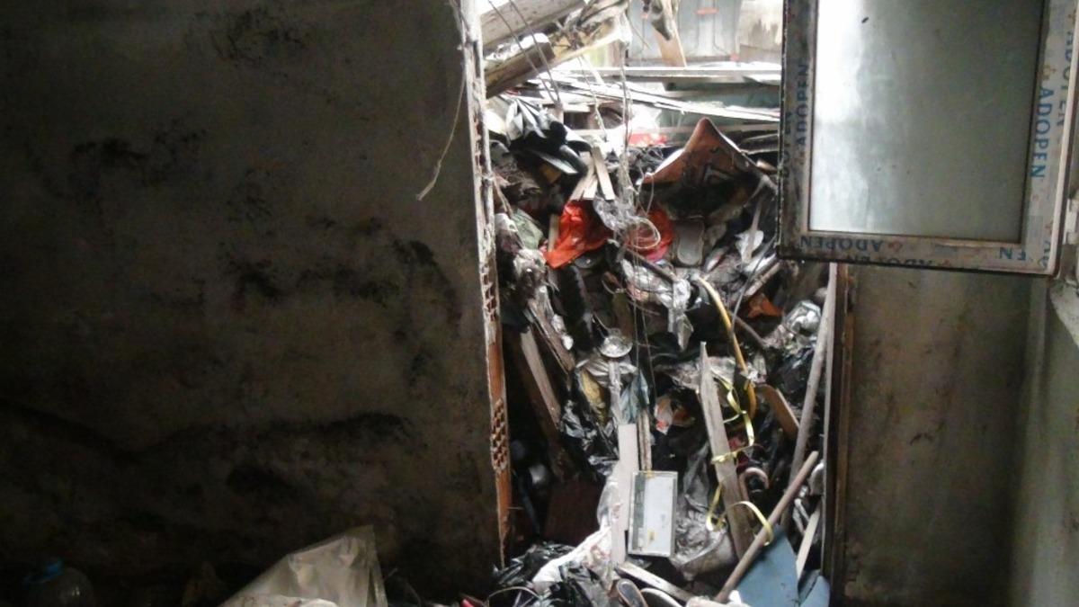 (&Ouml;ZEL) Beyoğlu&rsquo;nda metruk evi &ccedil;&ouml;ple doldurdu