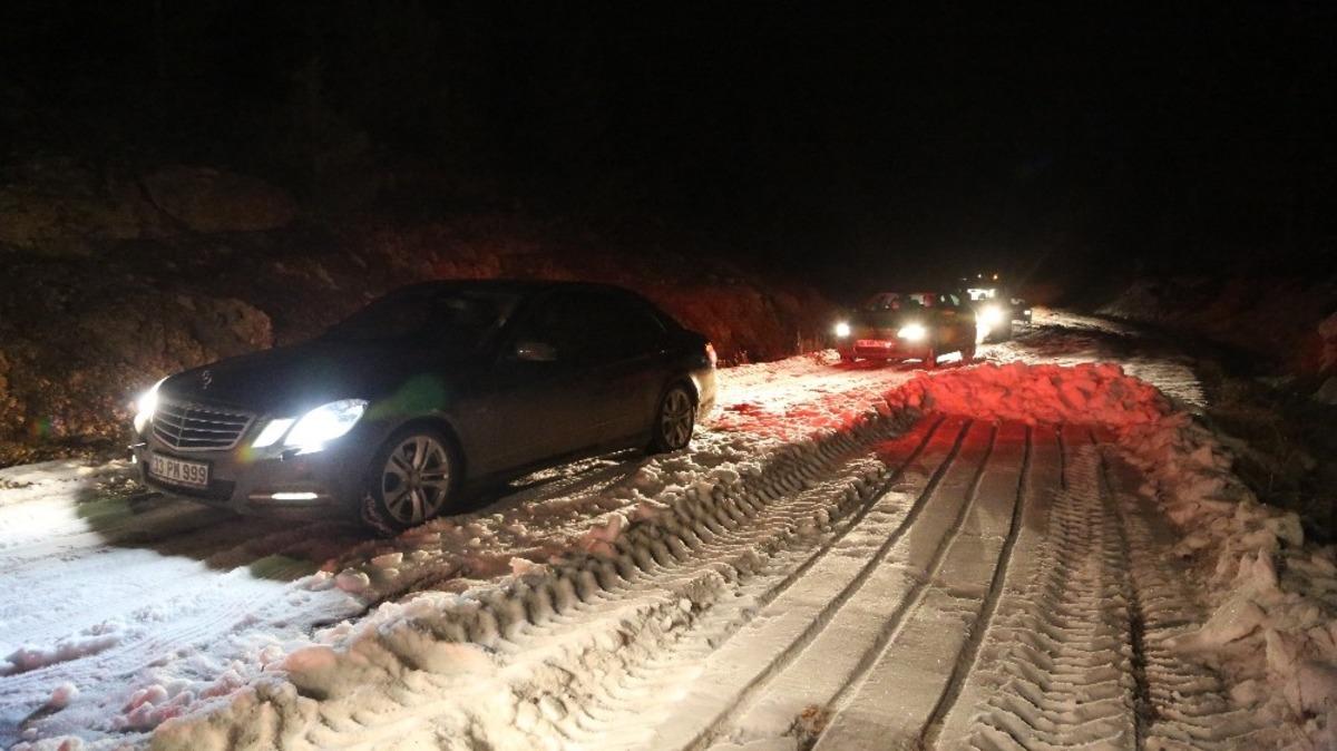 Kar ve buzlanma sebebiyle yaylada mahsur kalan piknik&ccedil;iler 8 saatte kurtarıldı