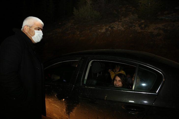 Kar ve buzlanma sebebiyle yaylada mahsur kalan piknikçiler 8 saatte kurtarıldı G3