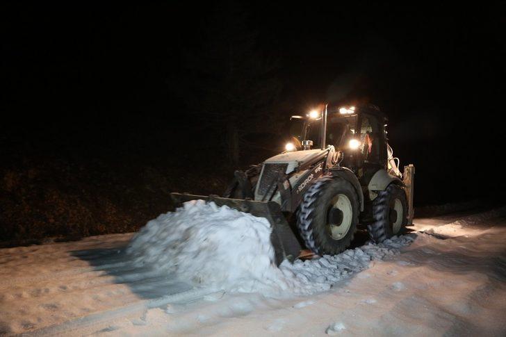 Kar ve buzlanma sebebiyle yaylada mahsur kalan piknikçiler 8 saatte kurtarıldı G4