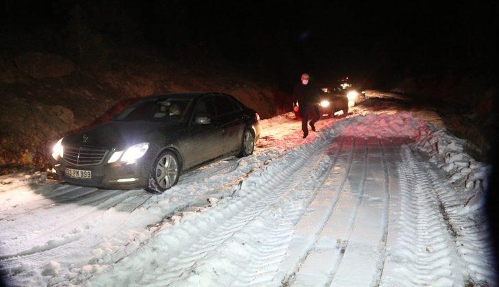 Kar ve buzlanma sebebiyle yaylada mahsur kalan piknikçiler 8 saatte kurtarıldı G5