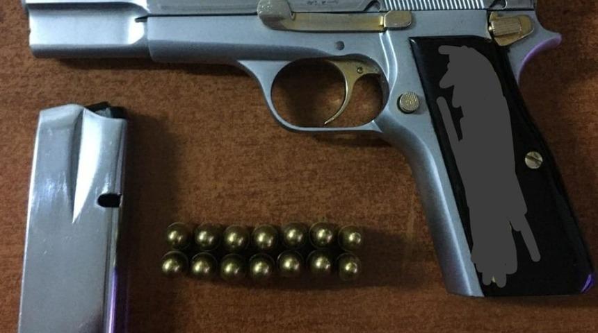 Polisin kovaladığı ara&ccedil;ta ruhsatsız tabanca ele ge&ccedil;irildi