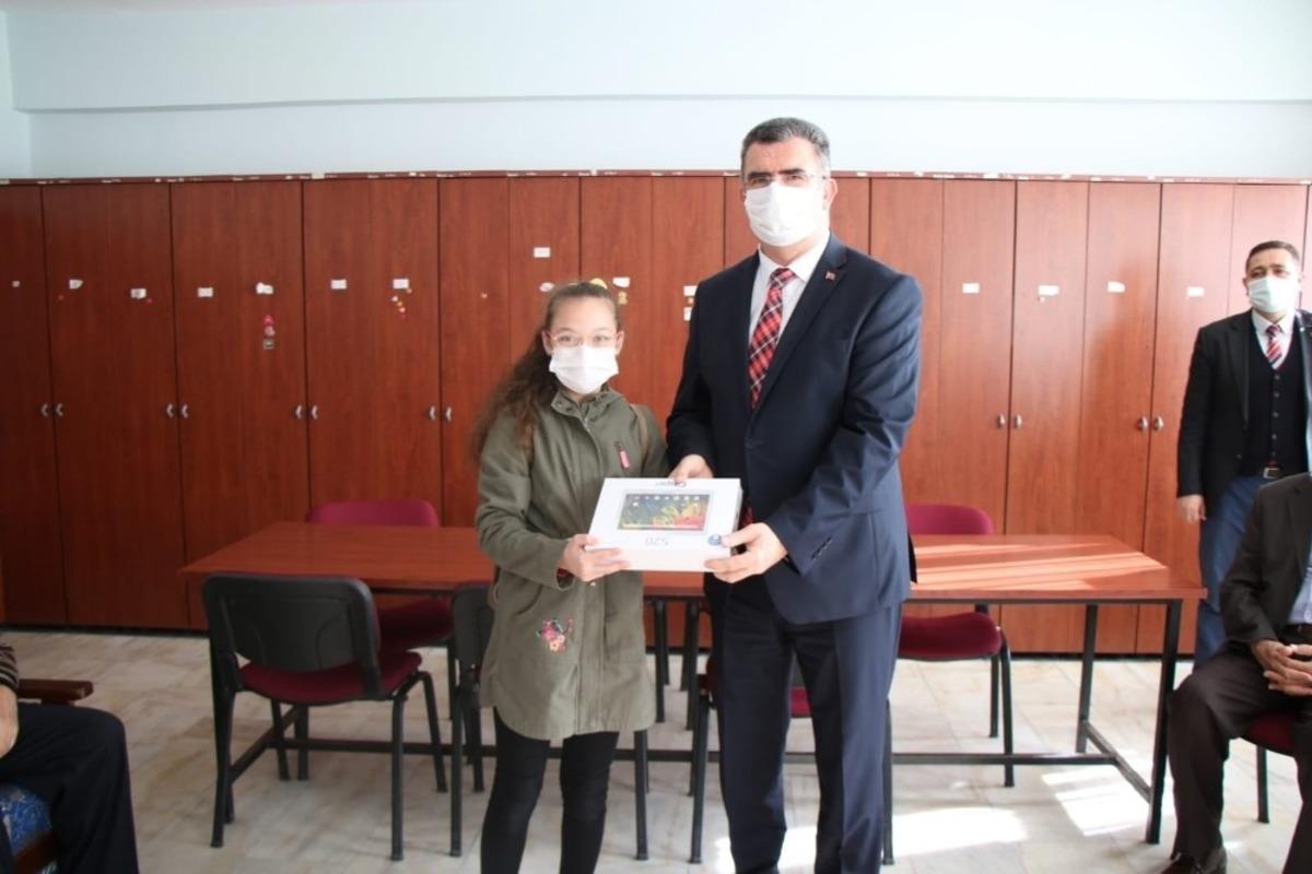 G&ouml;nen&rsquo;de &ouml;ğrencilere 80 tablet