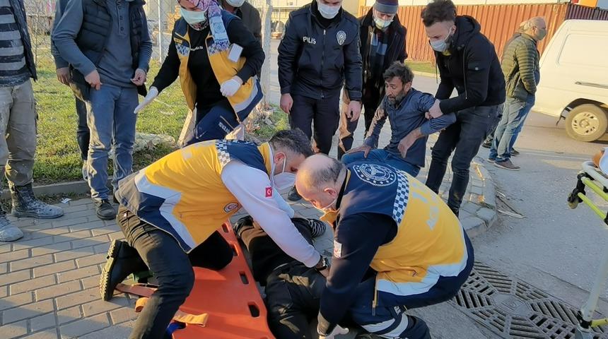 Kaza sonrası yerde yatan yaralının oğlu olduğunu görünce gözyaşlarına boğuldu  