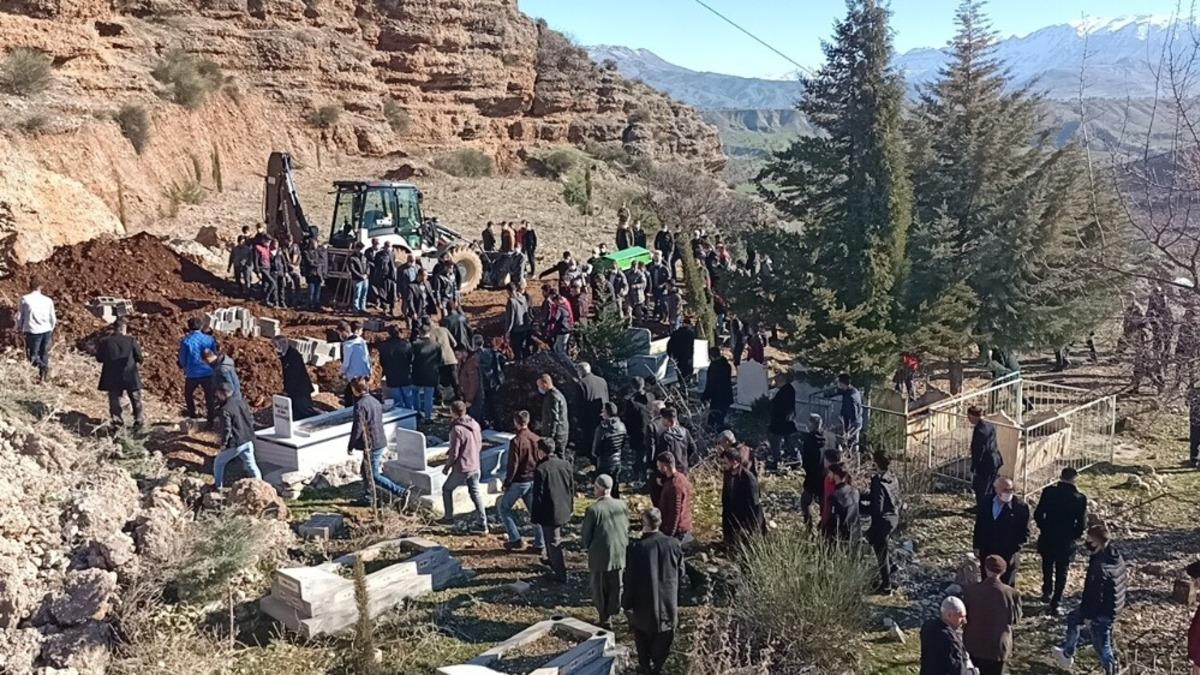 Kavgada hayatını kaybeden 6 kişiden 4&rsquo;&uuml; toprağa verildi