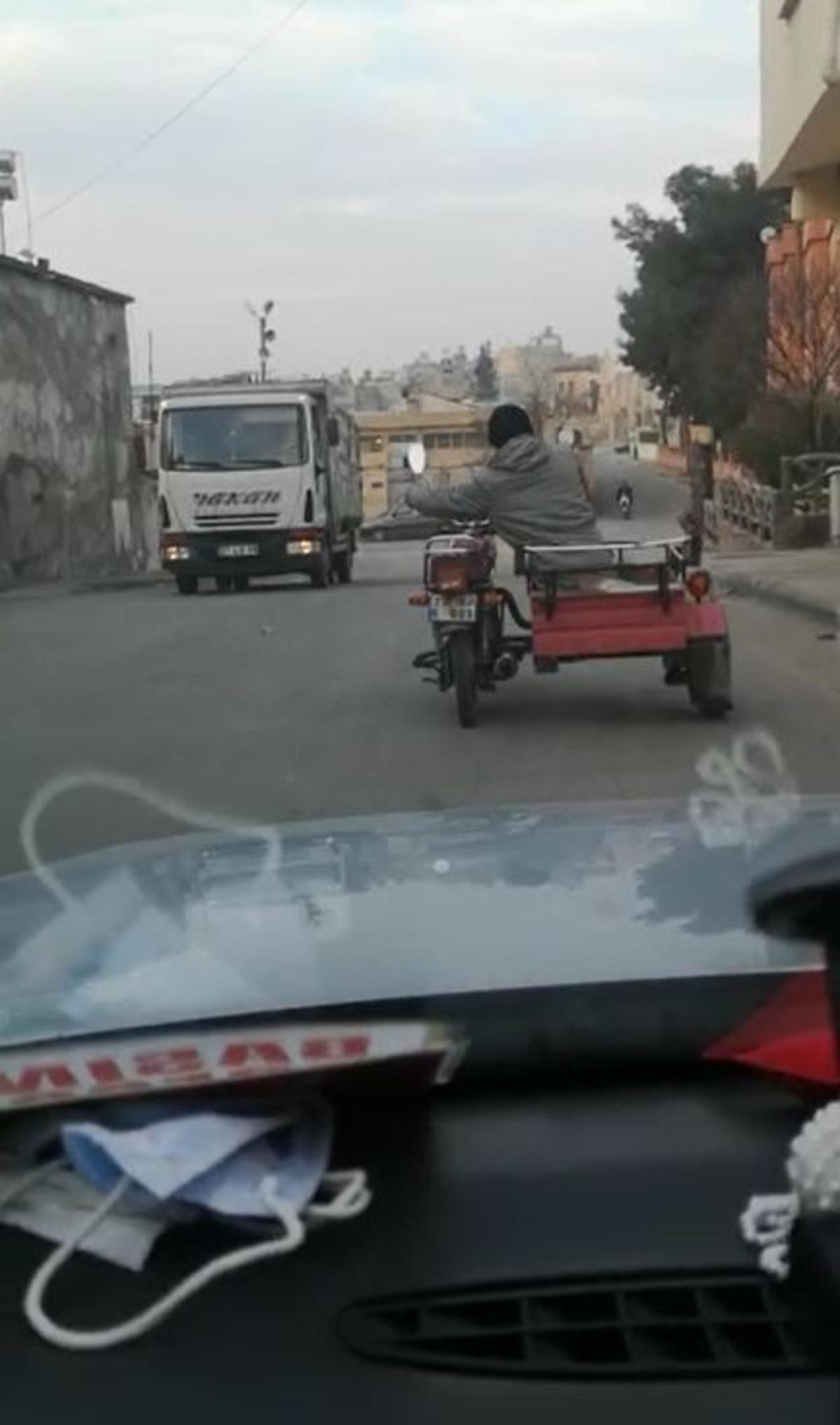 Tekeri patlak motoru sepete oturarak kullandı