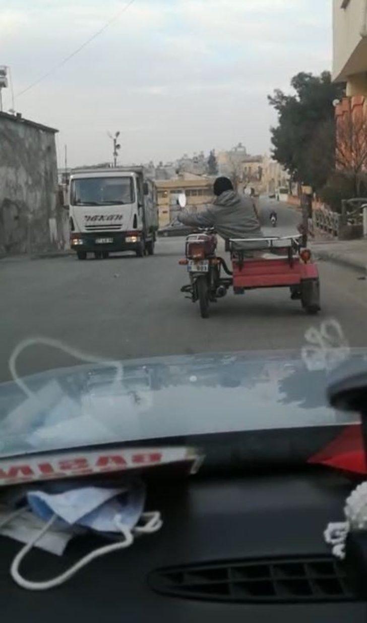 Tekeri patlak motoru sepete oturarak kullandı G1