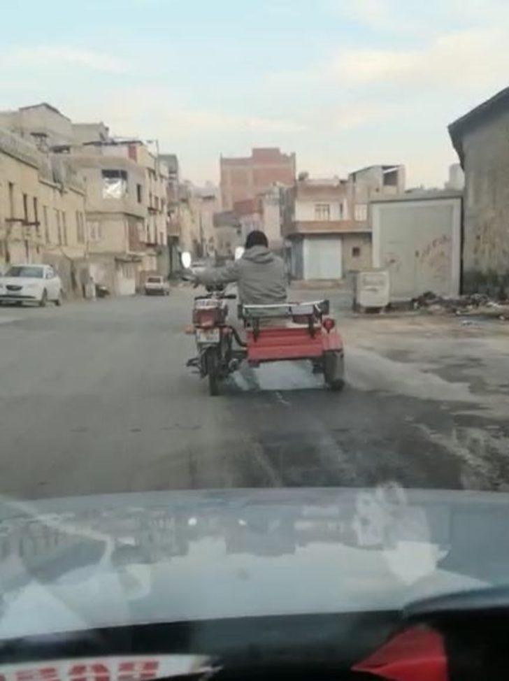 Tekeri patlak motoru sepete oturarak kullandı G3