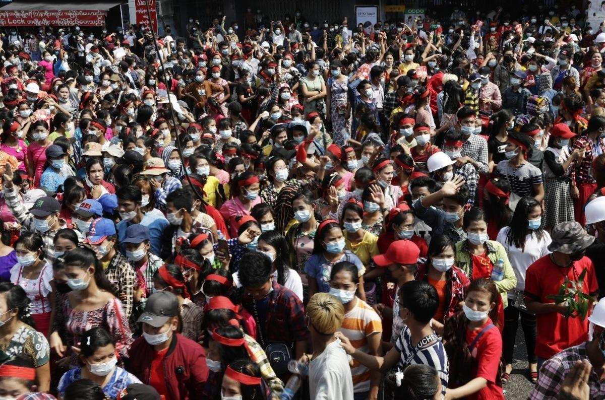 Myanmar&rsquo;ın en b&uuml;y&uuml;k kentinde halk darbeye karşı sokaklarda