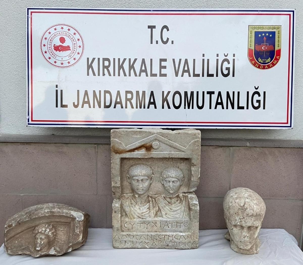 Antik Roma d&ouml;nemine ait tarihi ele ge&ccedil;irildi: İnsan fig&uuml;rl&uuml; taşın &uuml;zerindeki harfler dikkat &ccedil;ekti