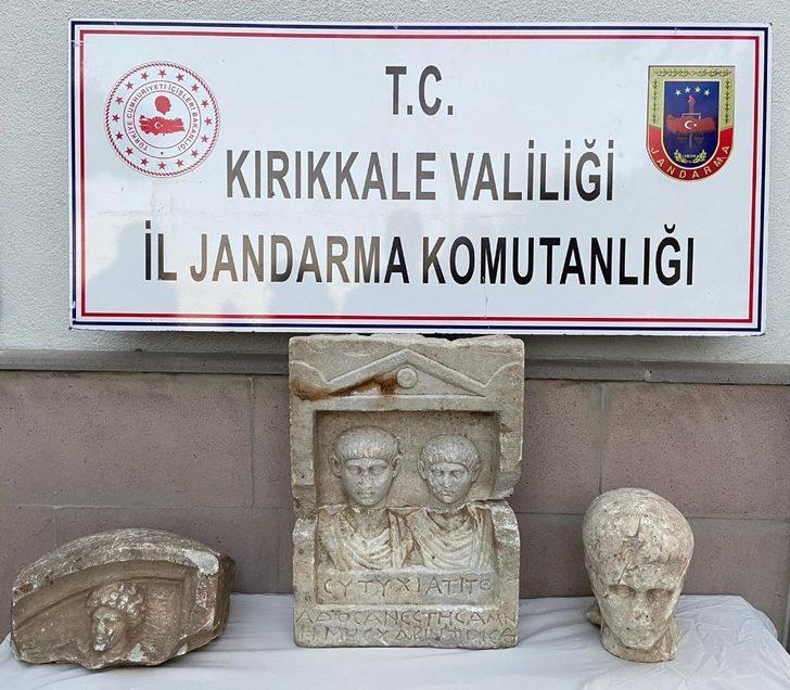 Antik Roma dönemine ait tarihi ele geçirildi: İnsan figürlü taşın üzerindeki harfler dikkat çekti G1